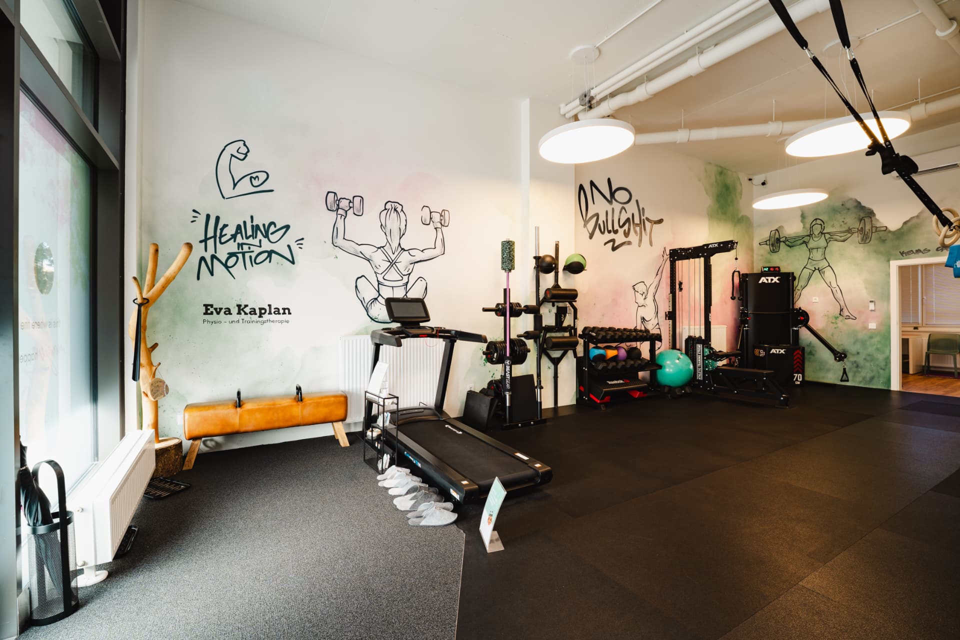 Trainingsbereich mit „Healing in Motion"-Graffiti und Geräten